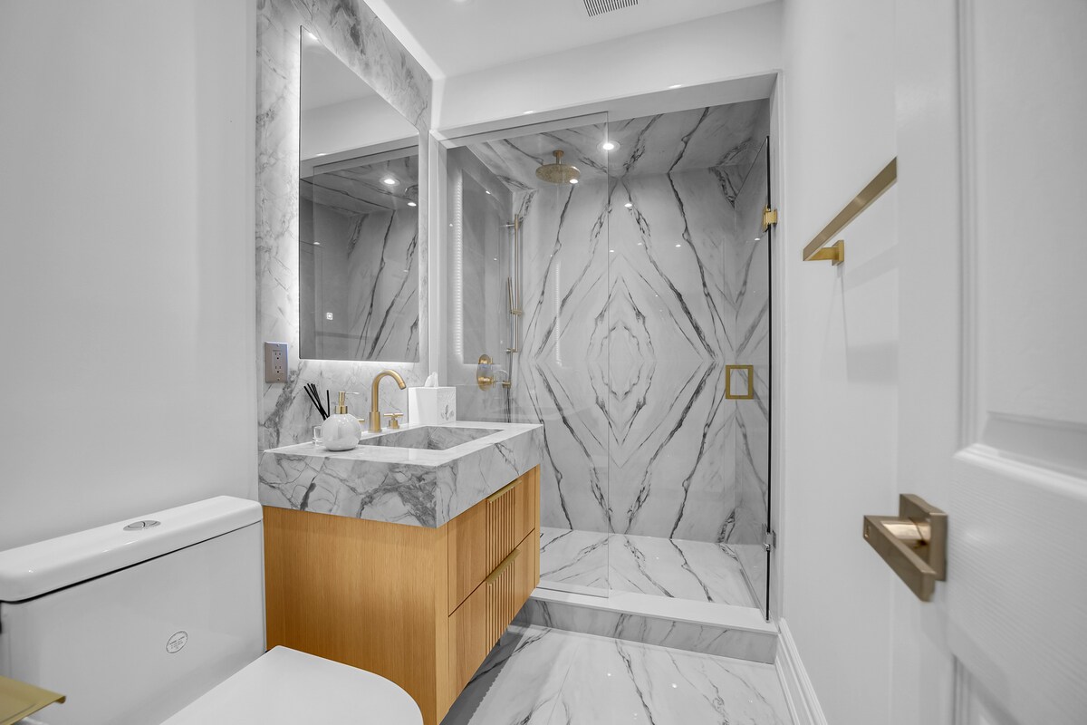 Original listing bathroom photo 1 for Luxury & spacious house in Upscale district.