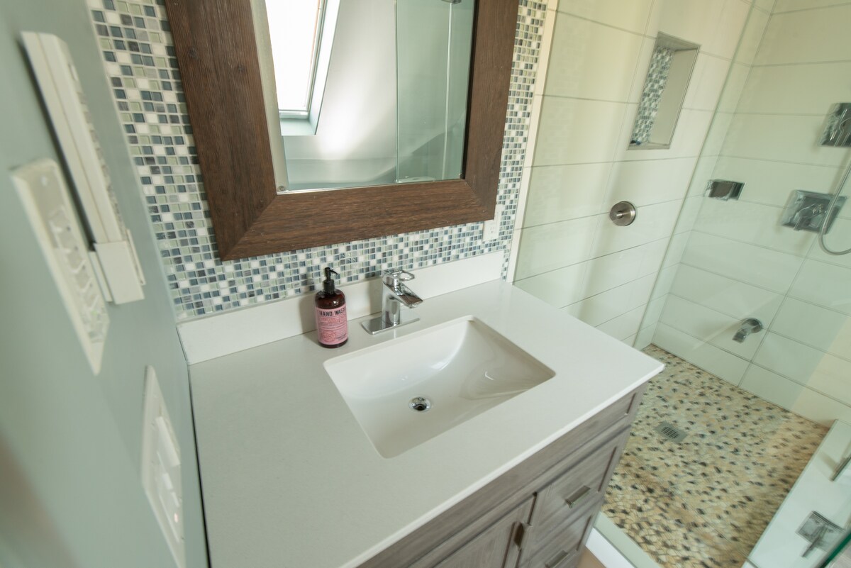 Original listing bathroom photo 1 for Seaton Village House