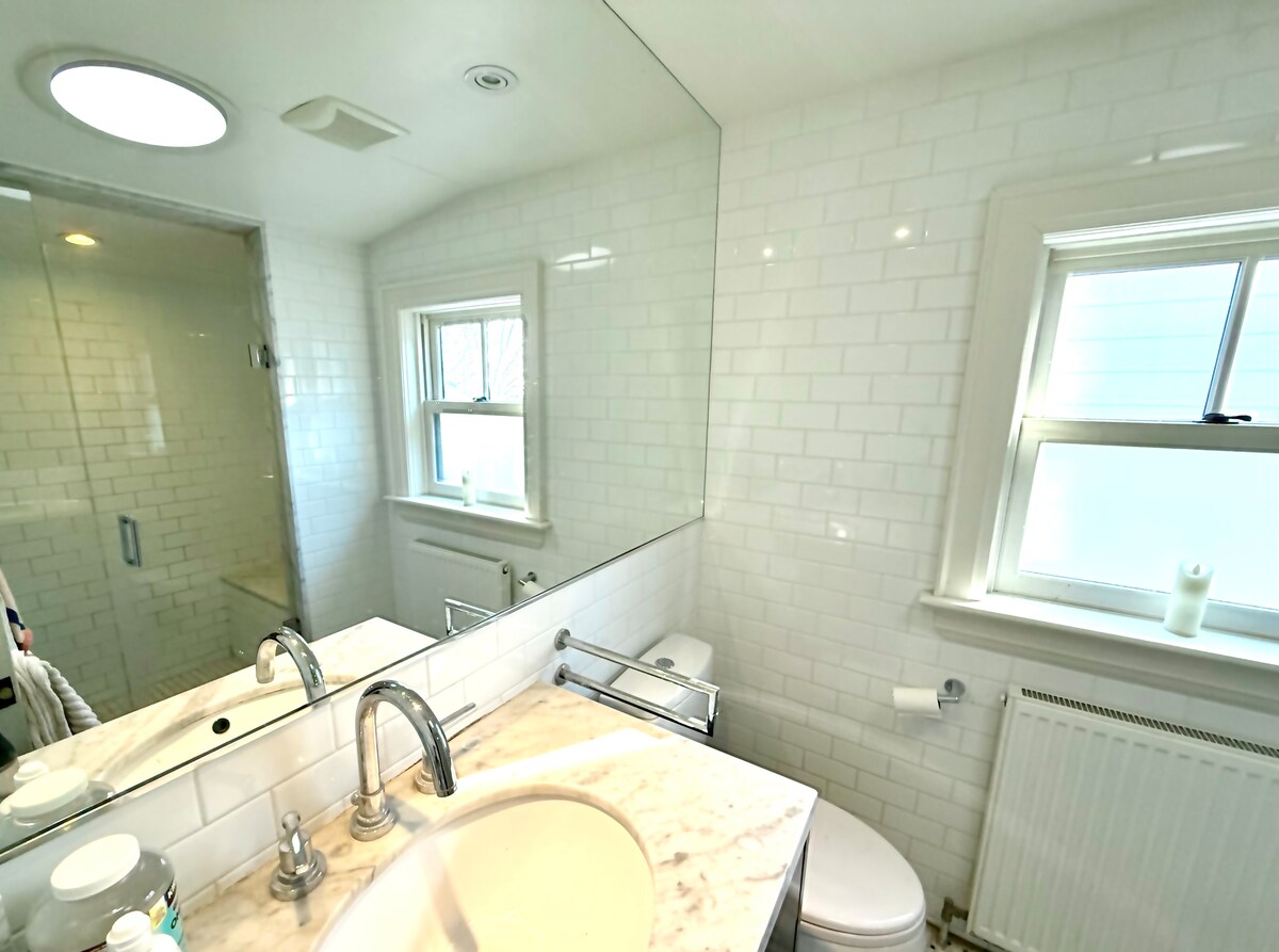 Original listing bathroom photo 1 for Beaches Beauty