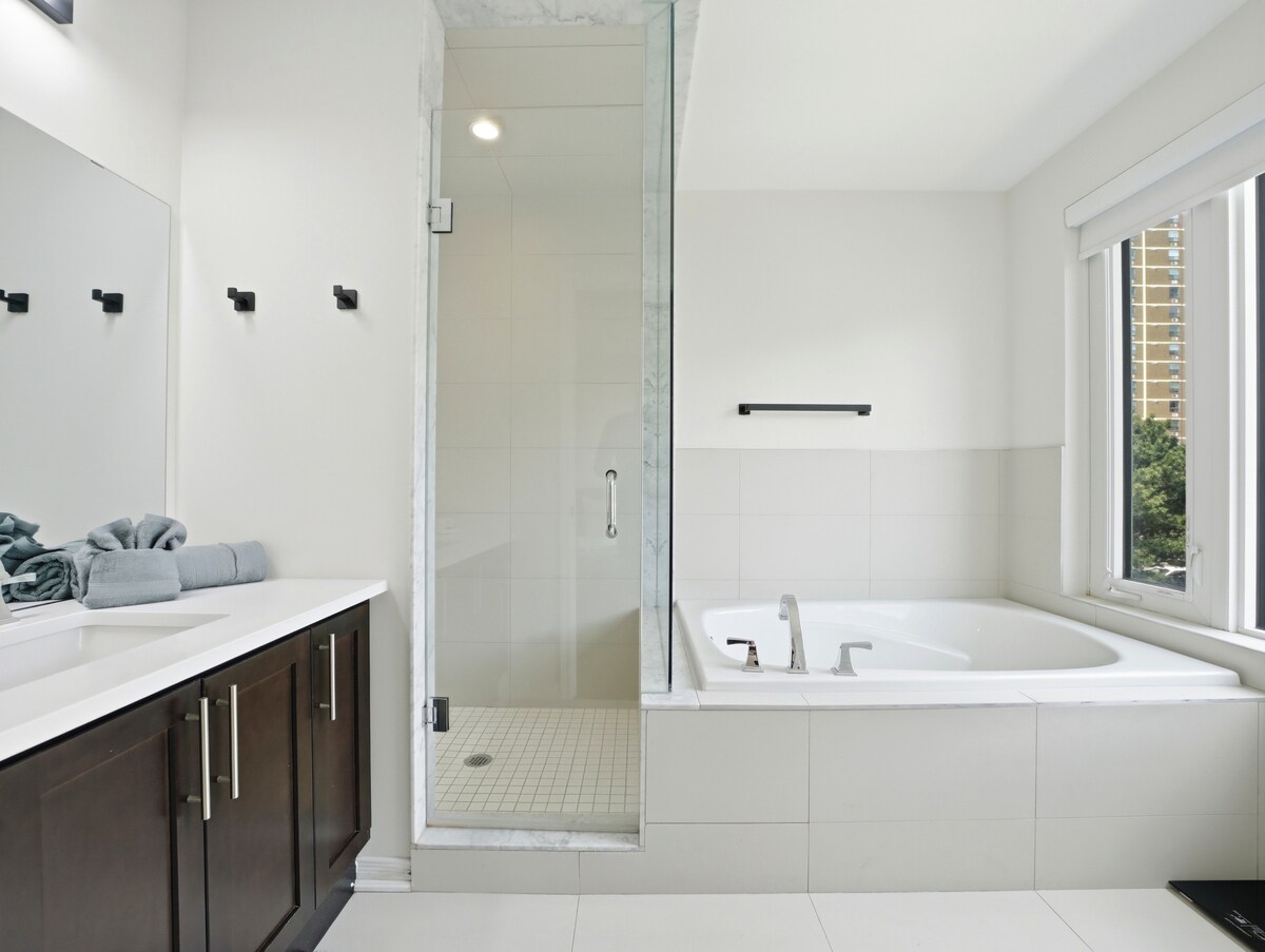 Original listing bathroom photo 1 for King Comfort | Rooftop | Toronto Airport | Off 427