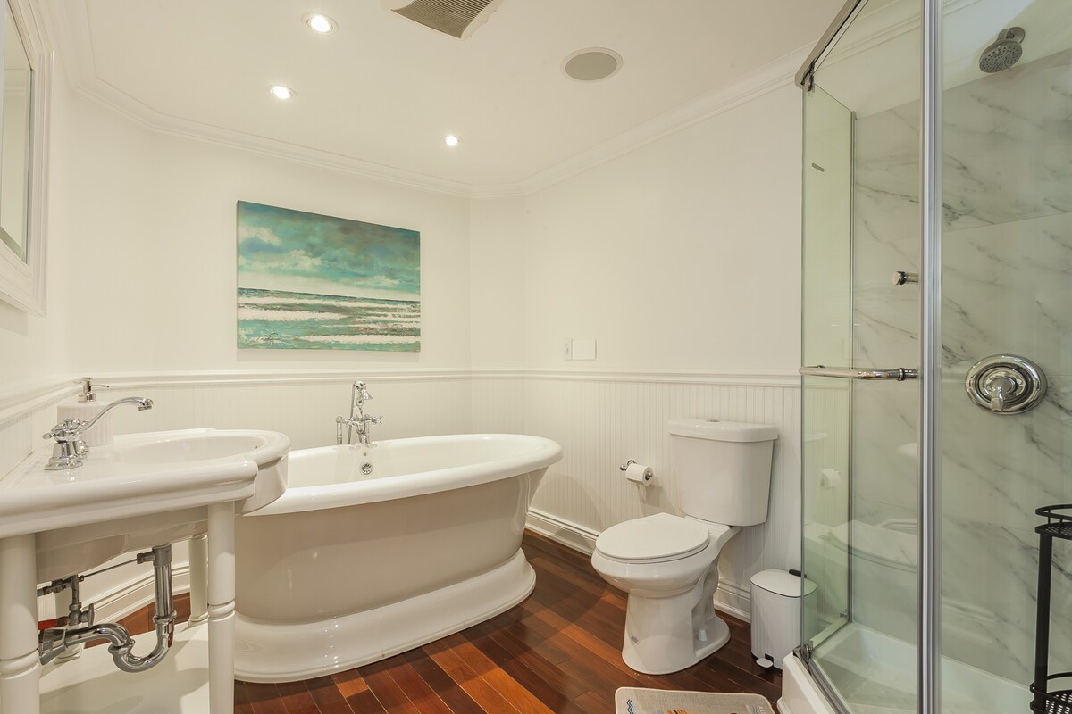 Original listing bathroom photo 1 for Serene Hidden Oasis Villa in Markham
