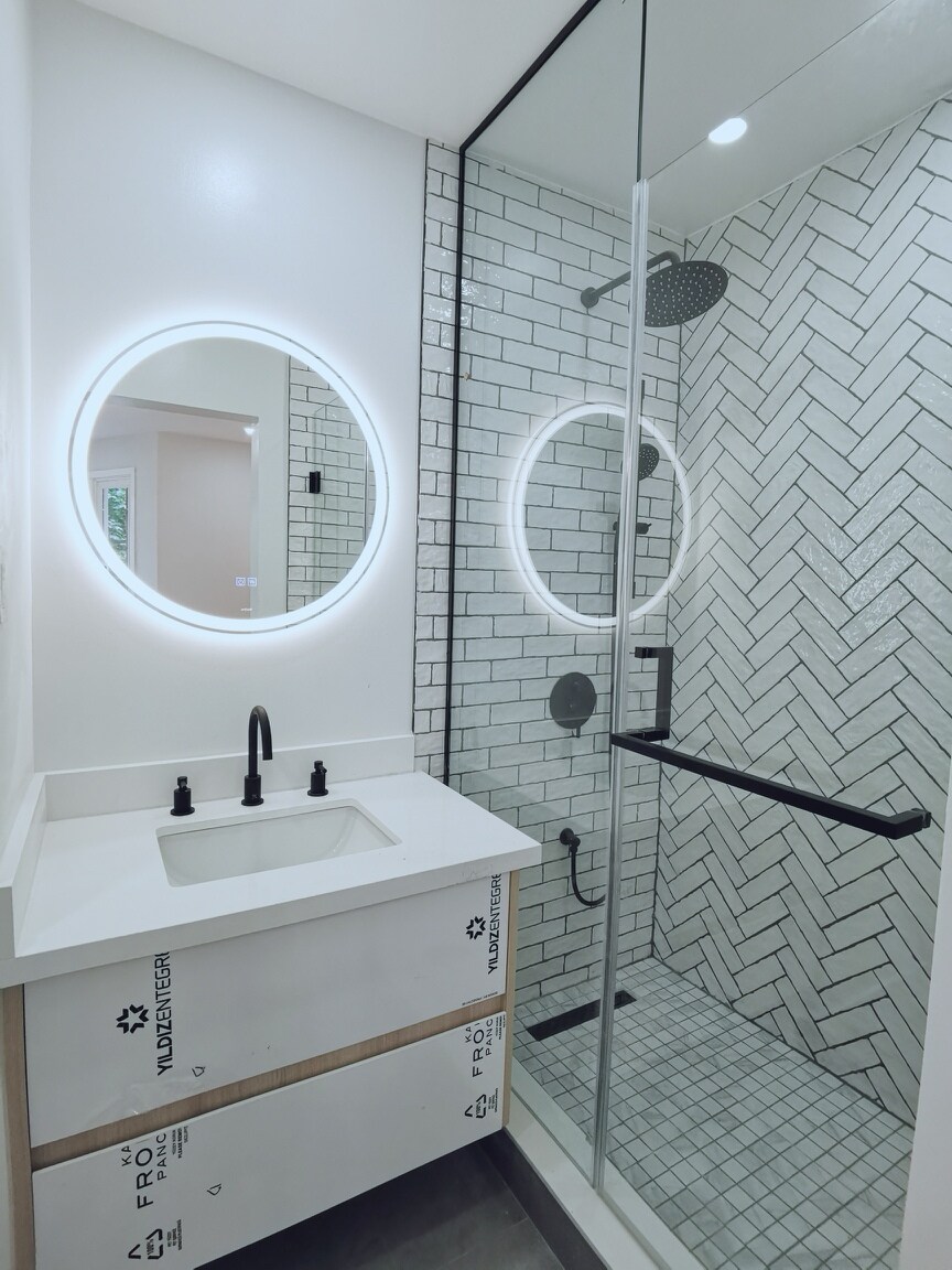 Original listing bathroom photo 1 for 3 bedrooms House, sleeps 6 / free parking